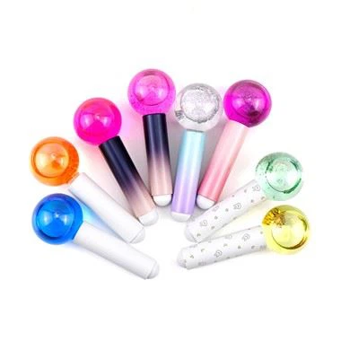 Massageando globos de gelo para o rosto com garras de borracha removíveis