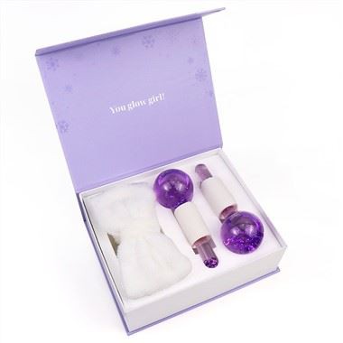 Globos de gelo roxo enfrentam massageador com banda de cabelo
