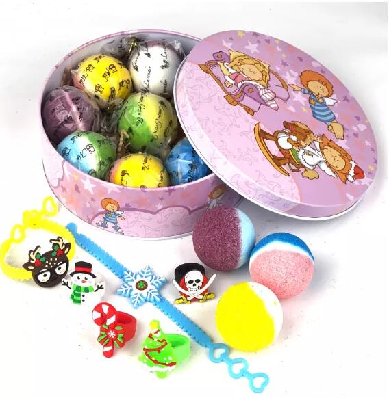 Bombas de banho de Natal com brinquedos dentro